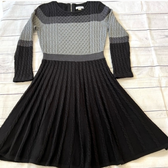 Calvin KLEIN SWEATER DRESS SIZE SMALL - Picture 3 of 4